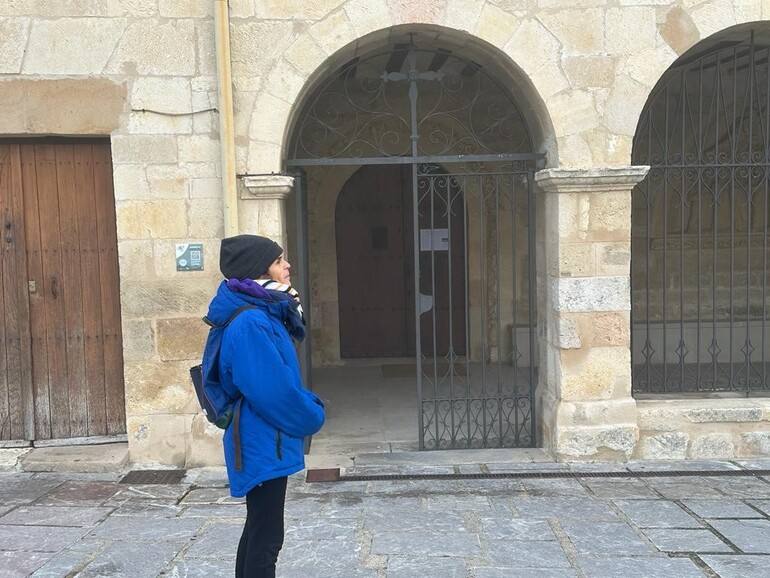 La consejera Nerea Melgosa, al inicio de la marcha, junto a la basílica de San Prudencio en Armentia.