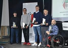 Foto de familia de los premiados ayer en el Casino de Llodio.