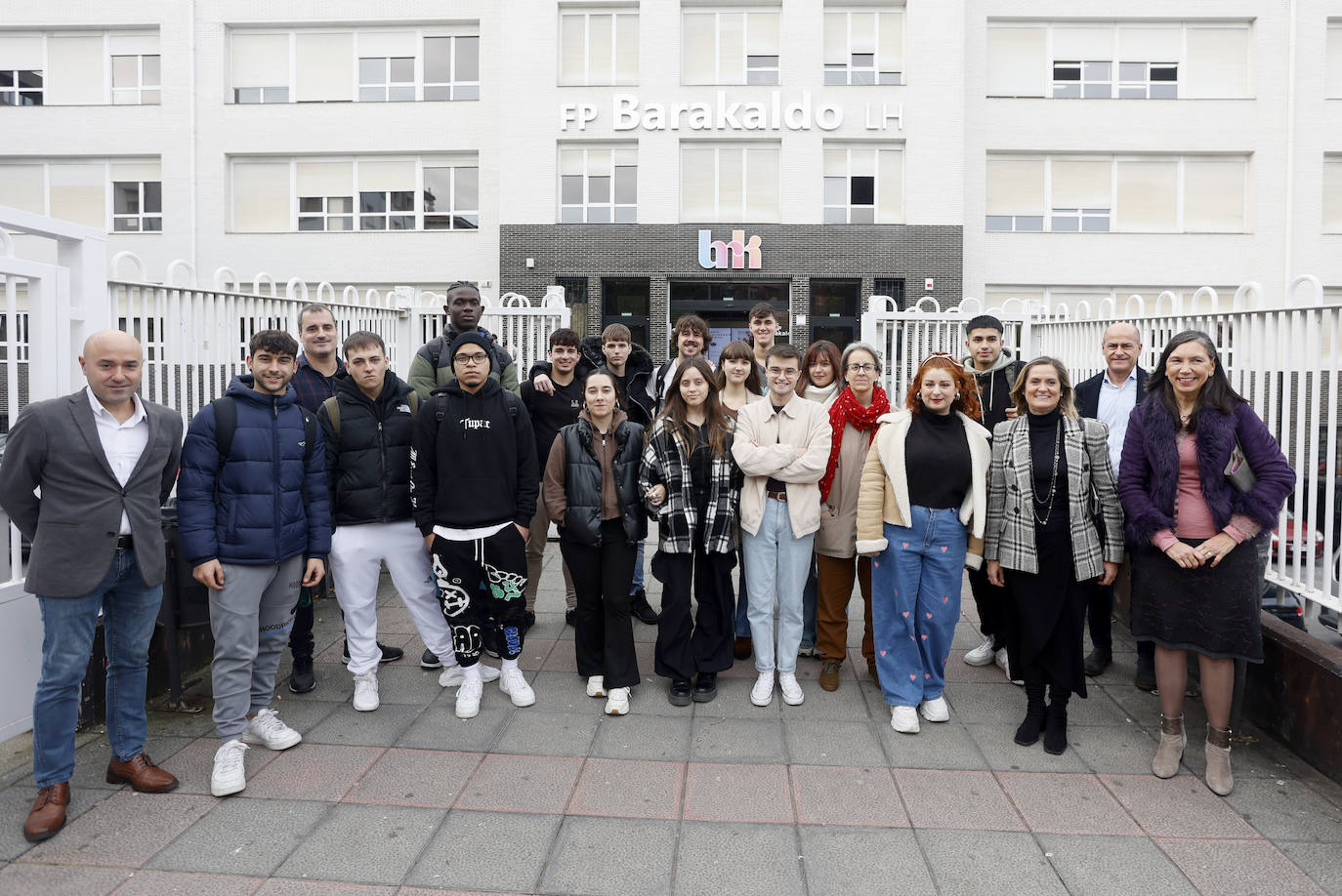 Amaia del Campo y David Solla junto a los alumnos participantes.