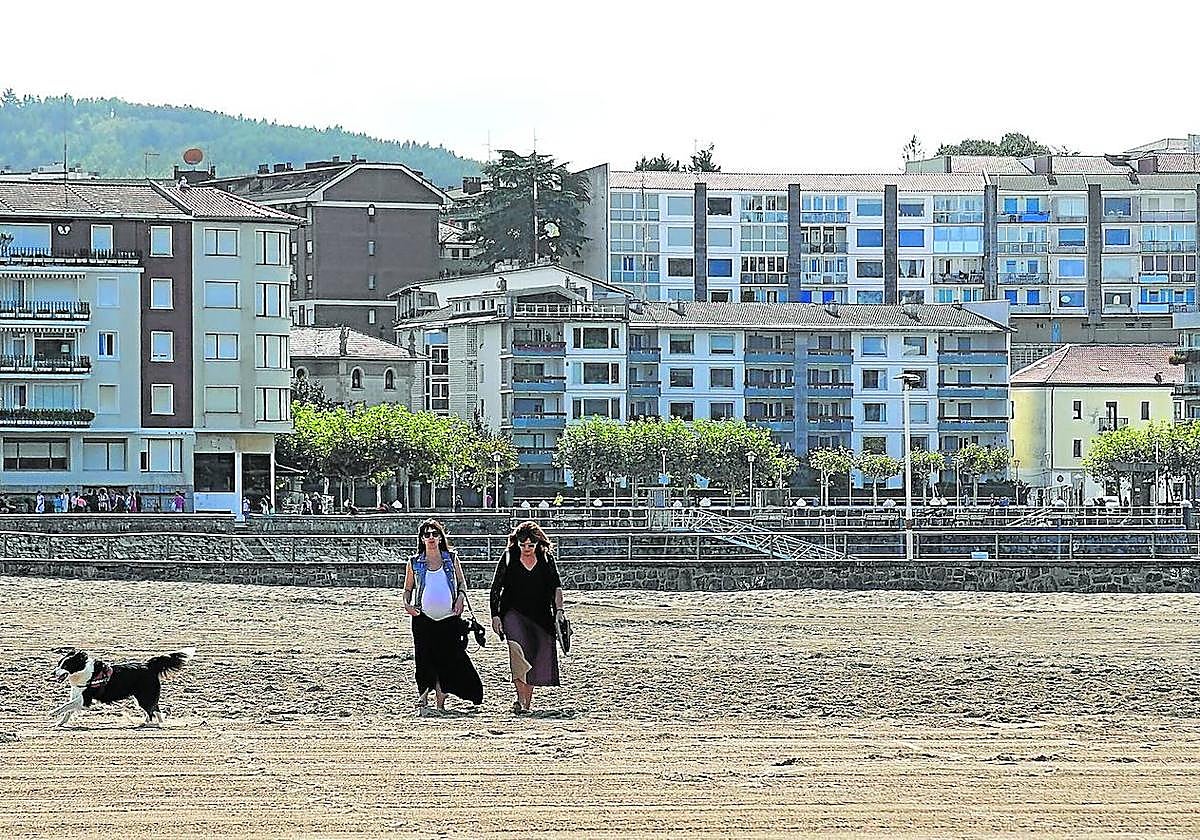 Vista desde la playa del paseo de Plentzia, donde el Ayuntamiento ha decidido cobrar un 50% más en el IBI a los pisos de los veraneantes.