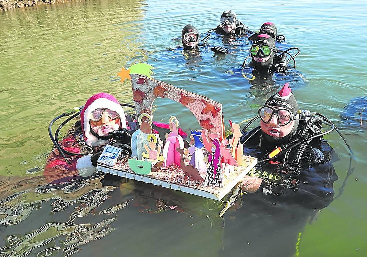 Los buceadores del club Aketxe instantes antes de sumergir el belén en el puerto de Santurtzi.