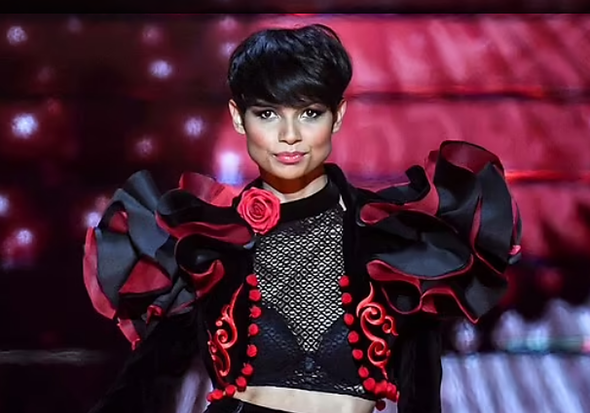 Imagen principal - La ganadora, durante varios momentos de la gala, y en la imagen inferior, en una imagen antigua con el cabello largo.