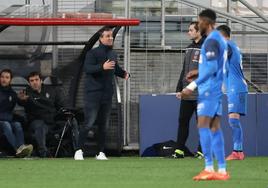 Jandro da instrucciones a los suyos durante el choque ante el Zaragoza.