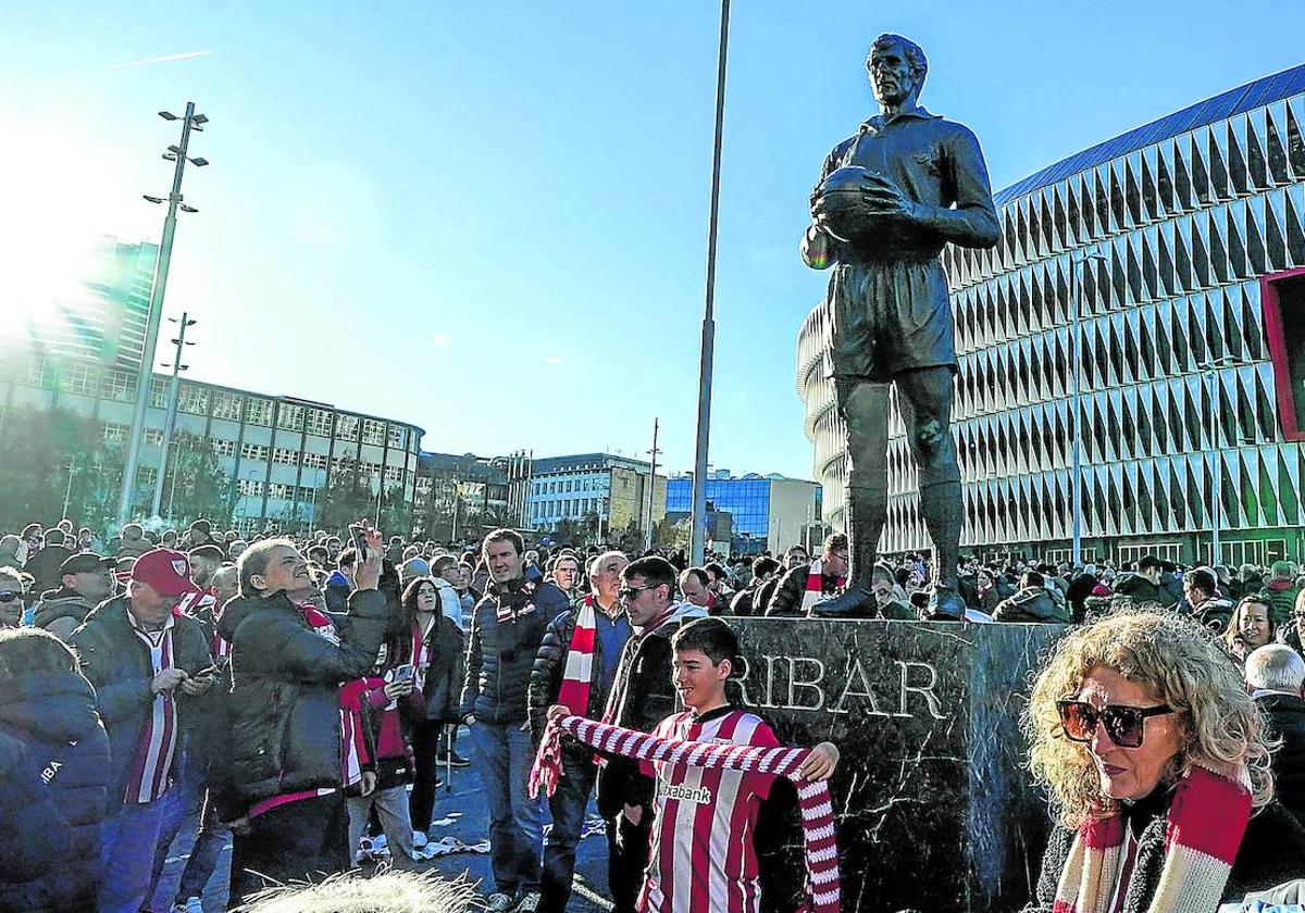 Miles de aficionados rojiblancos se hicieron fotos el sábado con la estatua de Iribar.