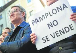 Feijóo visita Pamplona para pedir al PSOE que abandone el pacto realizado con Bildu.