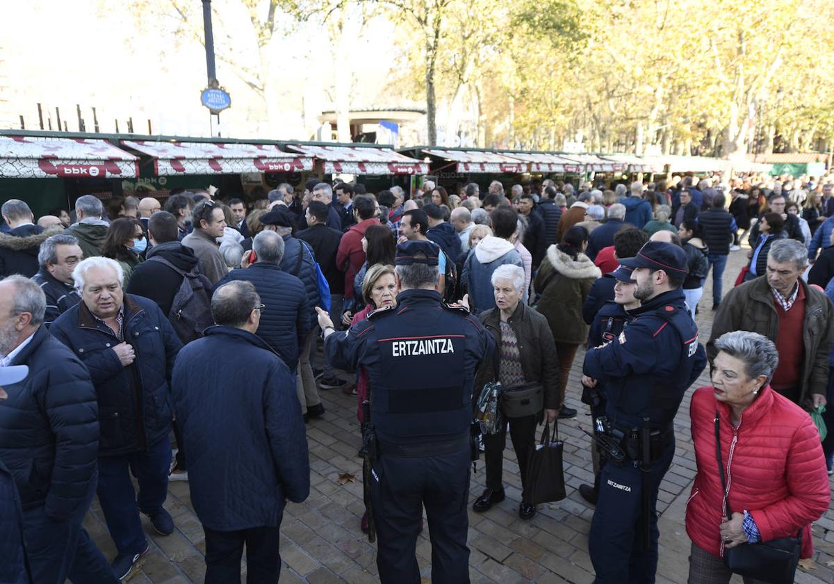 Policías patrullan el recinto festivo en la feria del pasado año.