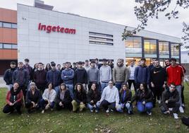 Los alumnos acompañados de sus tutoras y mentoras en la sede de Ingeteam.