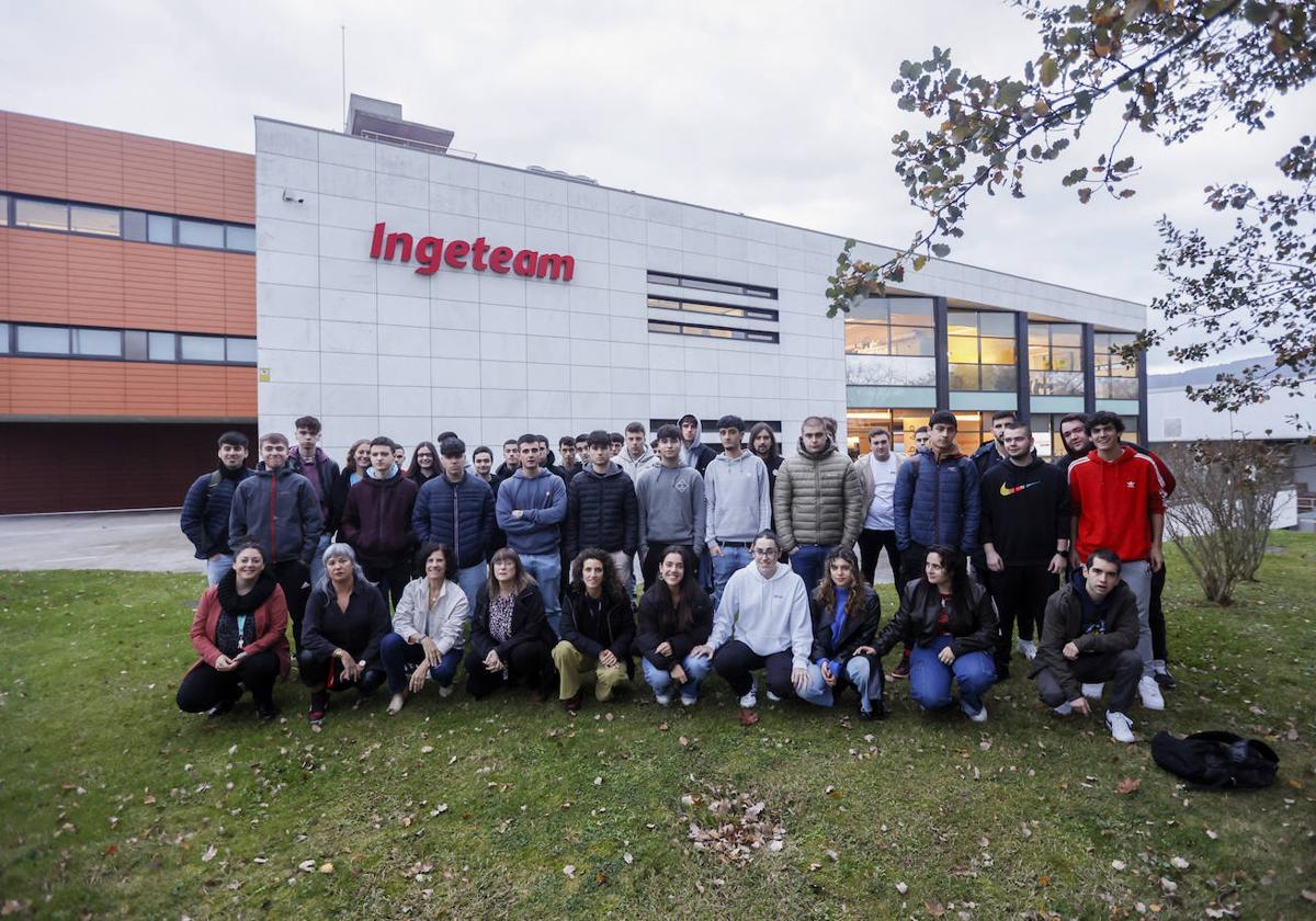 Los alumnos acompañados de sus tutoras y mentoras en la sede de Ingeteam.