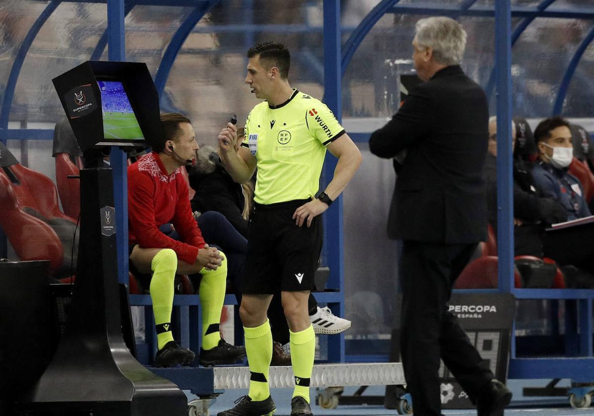 Soto Grado mira el monitor VAR en la final de la Supercopa de 2022.