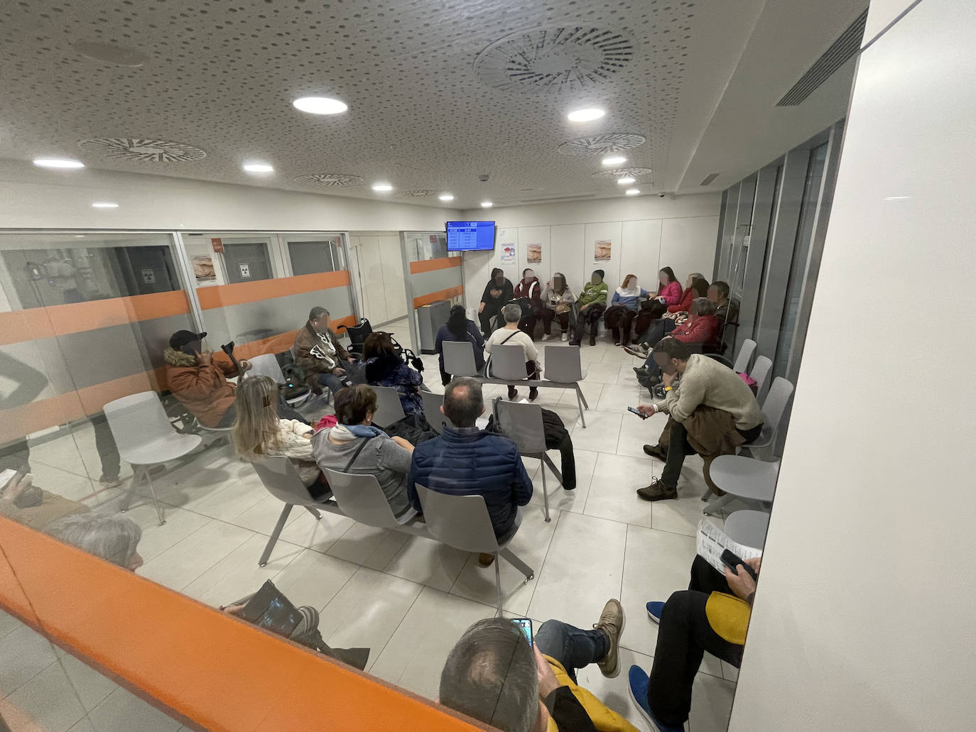 Pacientes en la sala de espera de las Urgencias de Txagorritxu.