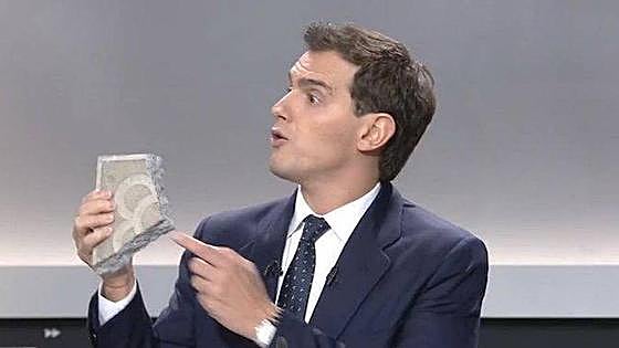 Rivera cuenta de dónde sacó el adoquín que sorprendió a Sánchez y Casado: «¿Este tío cuántas cosas lleva?»