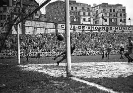 Venancio observa la trayectoria de su remate, al que Pepín no pudo llegar pese a su estirada. Cuatro goles de los siete goles marcó ese día el sestaotarra.
