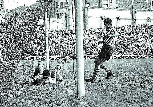 Uribe antes de lograr uno de sus goles en el 9-2.