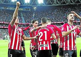 Los jugadores del Athletic celebran el tanto de Guruzeta ante el Atlético.