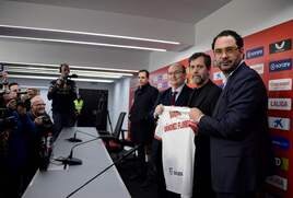 José Castro, presidente del Sevilla, Sánchez Flores y Víctor Orta, director deportivo.