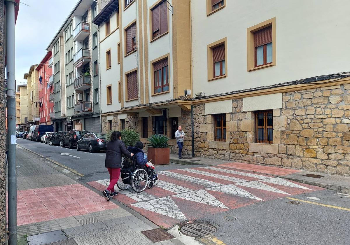 Vecinos pasean por la calle Txinurrisolo de Matiena, que se someterá a un lavado de cara el próximo año