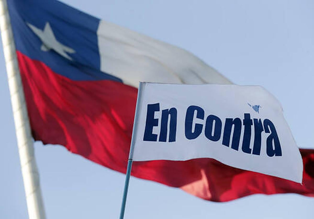 Más del 55 % de los chilenos rechazan la propuesta de una Constitución conservadora.