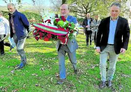 Ortuzar y Etxeleku depositaron un ramo de flores en Itsasu en memoria de los «pioneros» que introdujeron el Aberri Eguna en Iparralde.