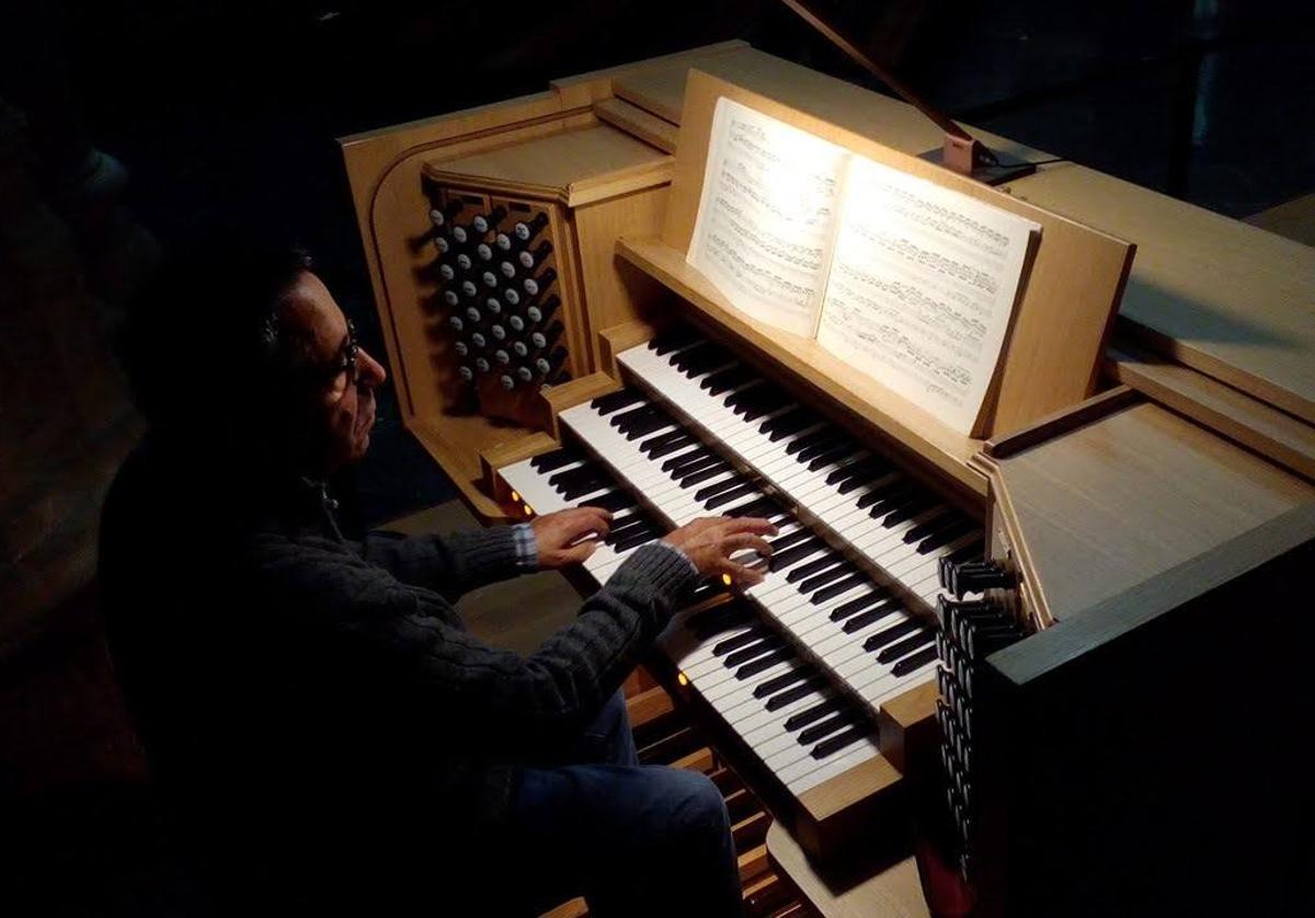 José Santos de la Iglesia, con el órgano de la catedral de María Inmaculada, donde ofrecerá un concierto este miércoles 20 de diciembre.