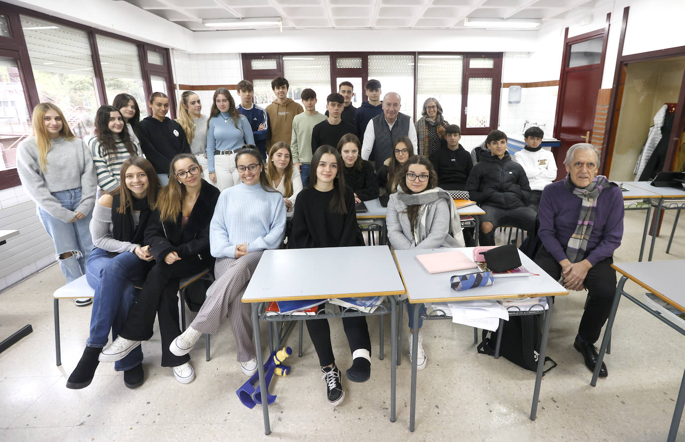 Daniel Gómez y Joseba Luzarraga junto a Itziar Otero y los alumnos que participan este año en STARTInnova.