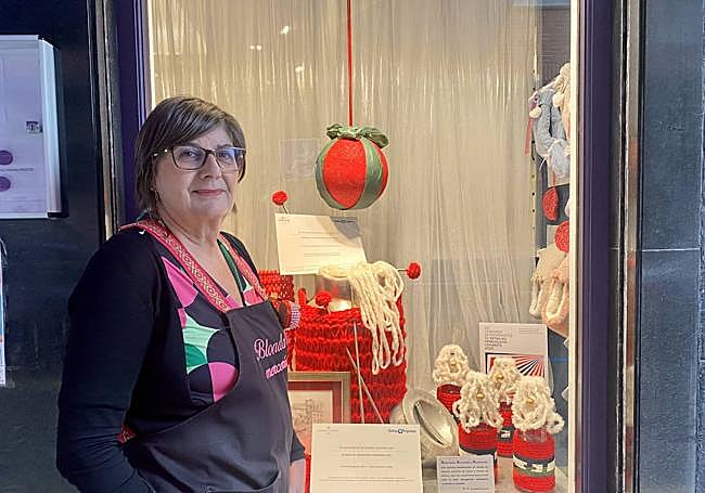 María Valencia muestra su escaparate.