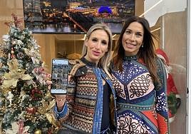 Lorea González y Sonia Asla frente a la tienda Grupo Siguiente Destino de Las Arenas. .