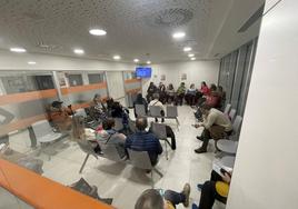 Pacientes en la sala de espera de las Urgencias de Txagorritxu.