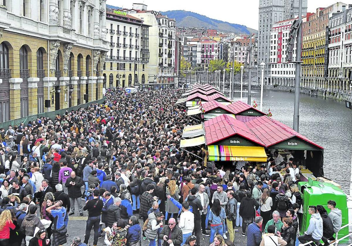 Una multitud recorre el lateral del Arriaga, donde se congregarán una docena de txosnas de la BBK.