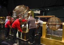 Los bombos del Sorteo de Navidad en el teatro Real.