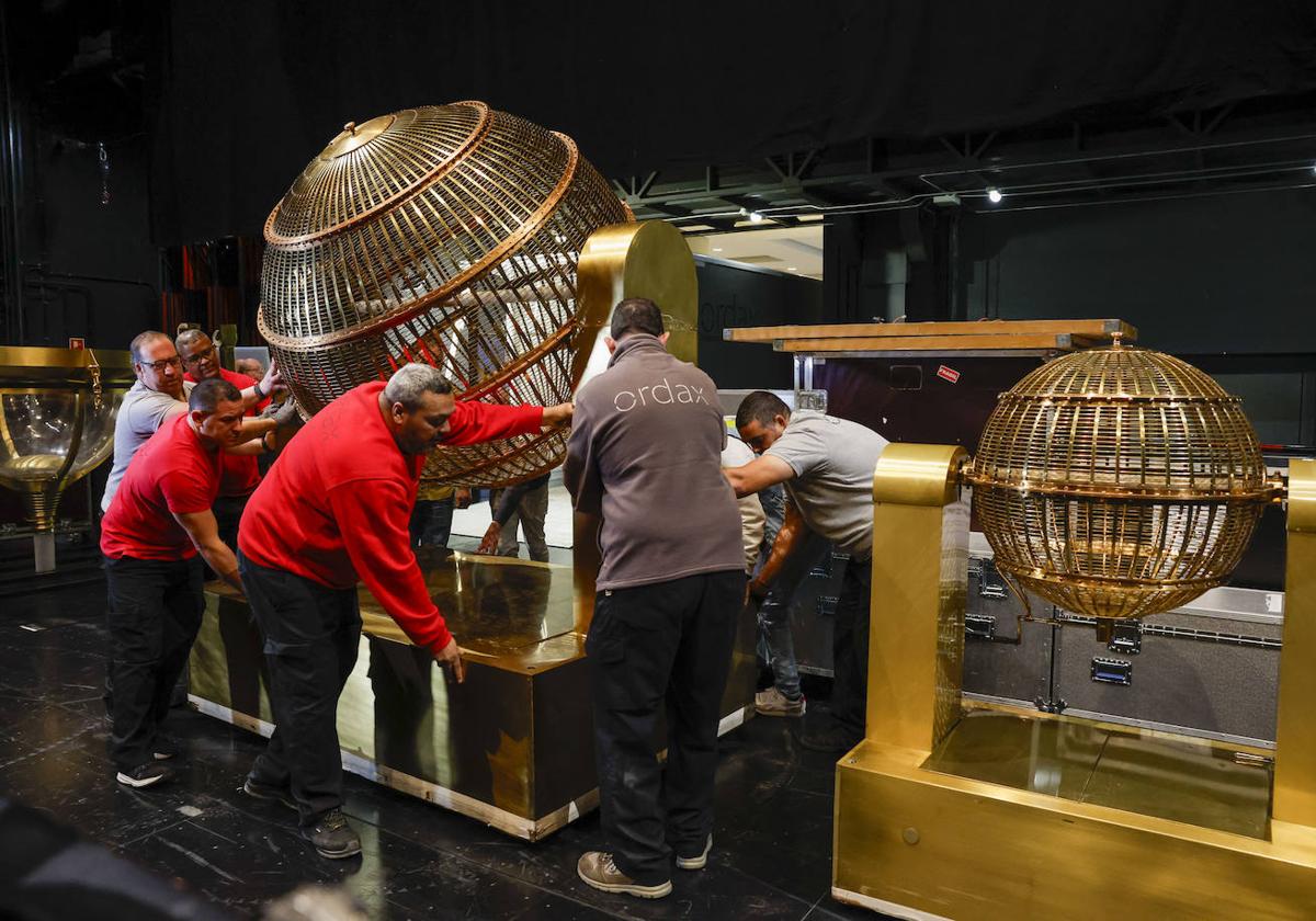 Los bombos del Sorteo de Navidad en el teatro Real.