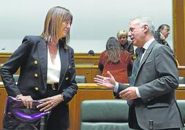 Idoia Mendia e Iñigo Urkullu, en un pleno del Parlamento vasco.