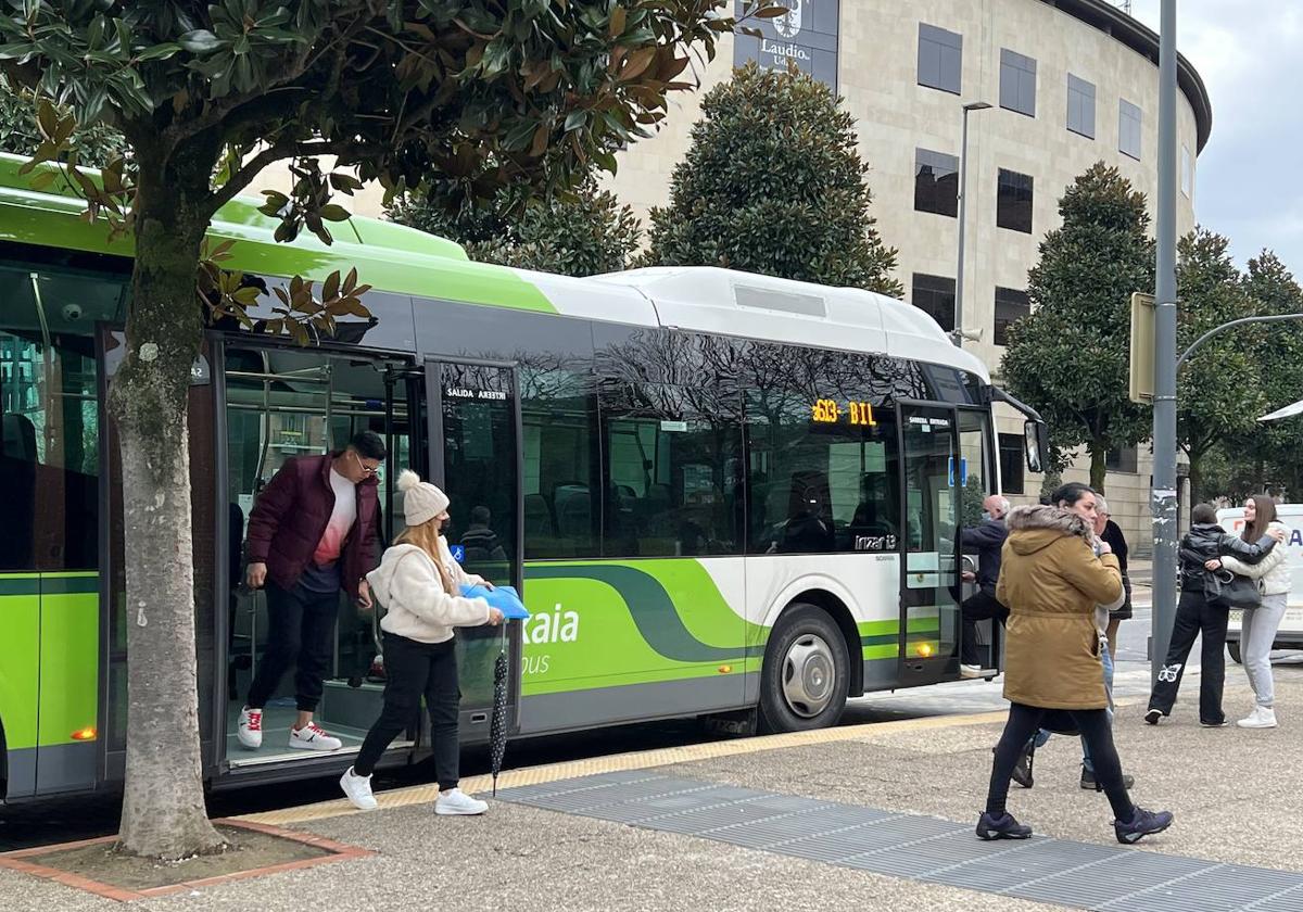 Los autobuses pueden tardar dos horas y hacer sesenta paradas para llegar desde Ayala al hospital de Galdakao.