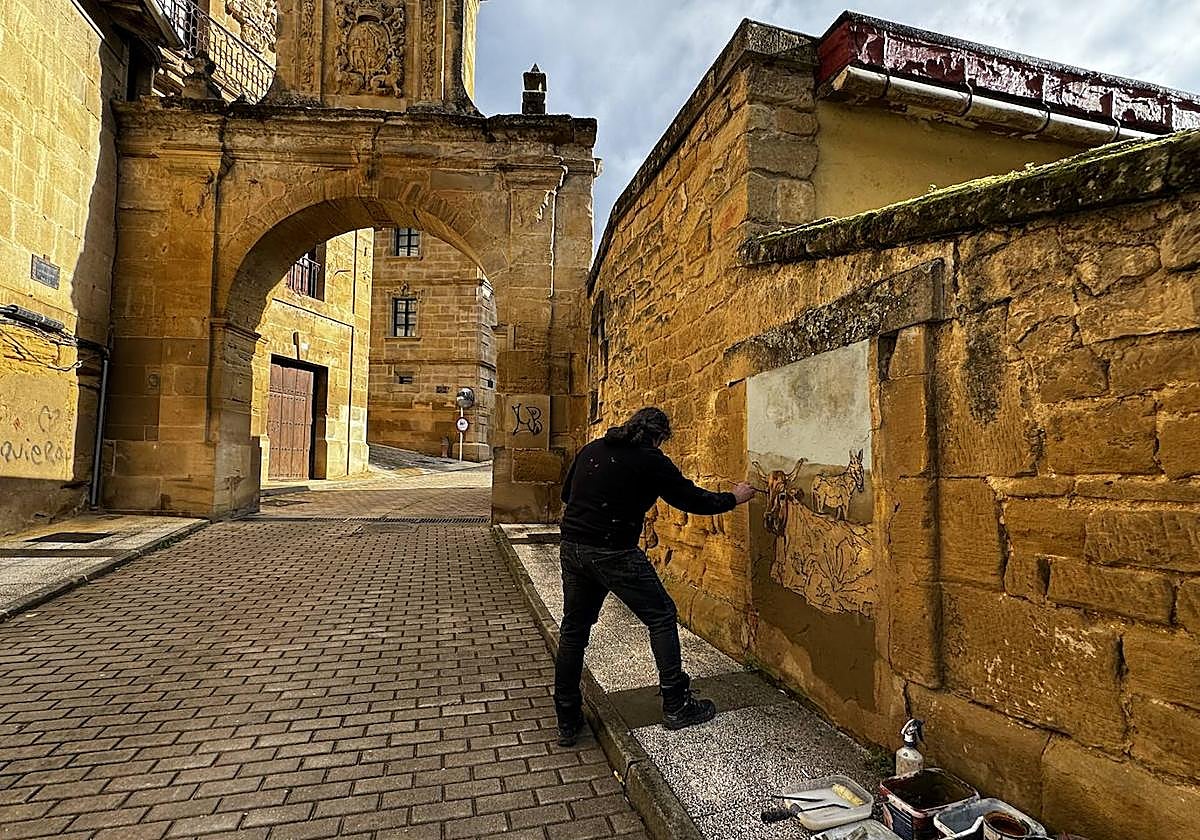 Regue Mateos, en pleno trabajo de ilustración.