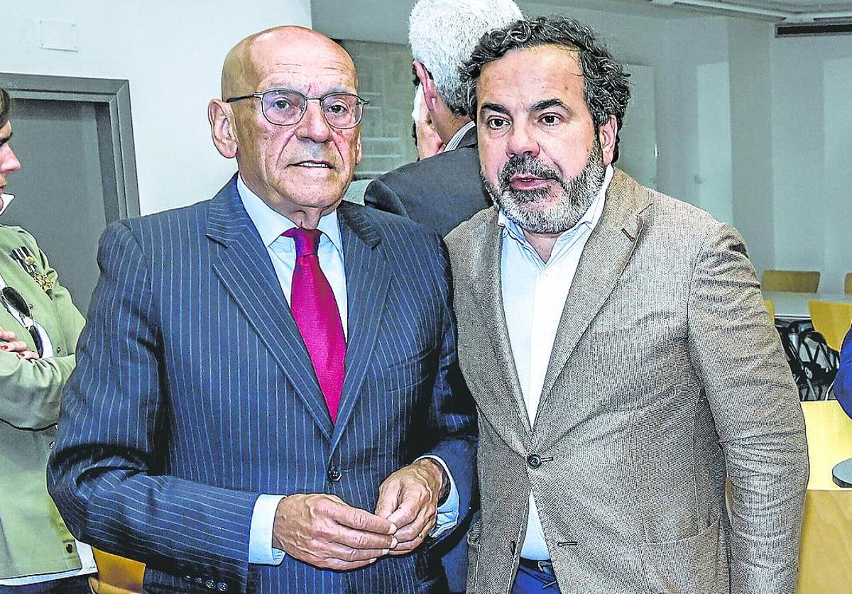 El presidente de la Cámara de Comercio, Gregorio Rojo, junto al de SEA-Empresas Alavesas, Pascal Gómez.