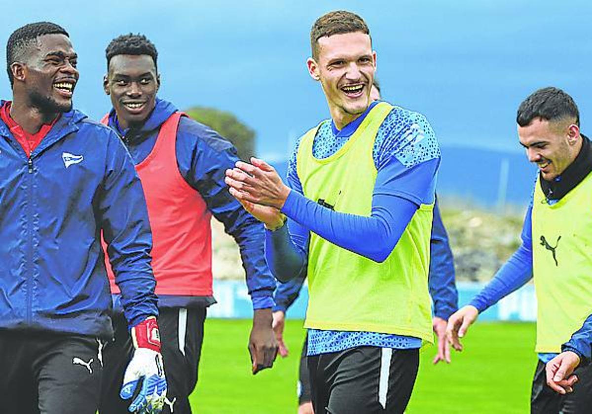 Marín se ríe con sus compañeros en un entrenamiento.