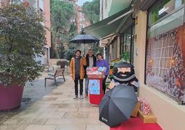 Alexander Palacios (Presidente de Dendak Bai), Iñaki Totorikaguena (Alcalde de Iurreta) y Raquel Parra (del establecimiento de Iurreta Alimentación Rakel).