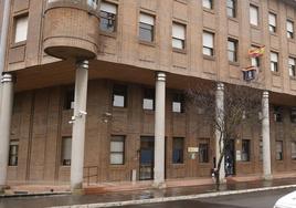 Exterior de la comisaría de la Policía Nacional en Vitoria.