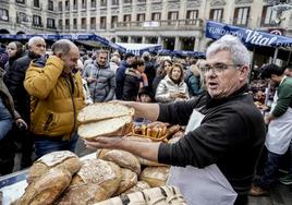 Un vendedor despacha pan en uno de los puestos del Mercado de Navidad.