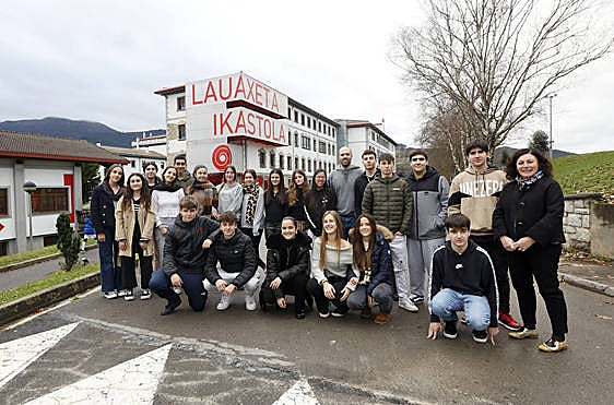 Los estudiantes junto a su tutor, Alex Goikoetxea, y la alcaldesa, Ainhoa Salterain.
