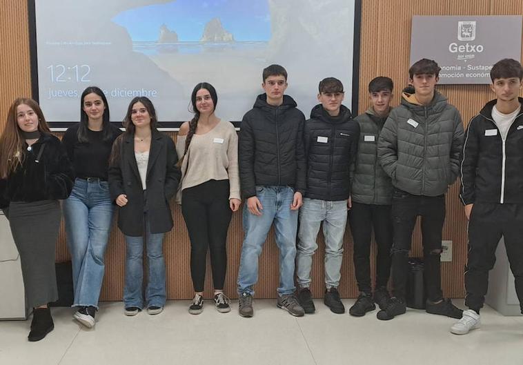 Los alumnos durante su visita a la sede del Servicio de Promoción Económica del Ayuntamiento de Getxo.