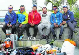 Alex Txikon posa con los sherpas que le acompañarán en el Annapurna.