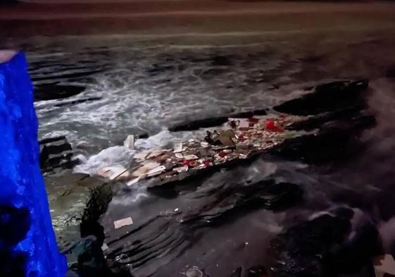 Un barco pesquero encalló anoche en Ziburu. Todavía se buscan a dos marineros.