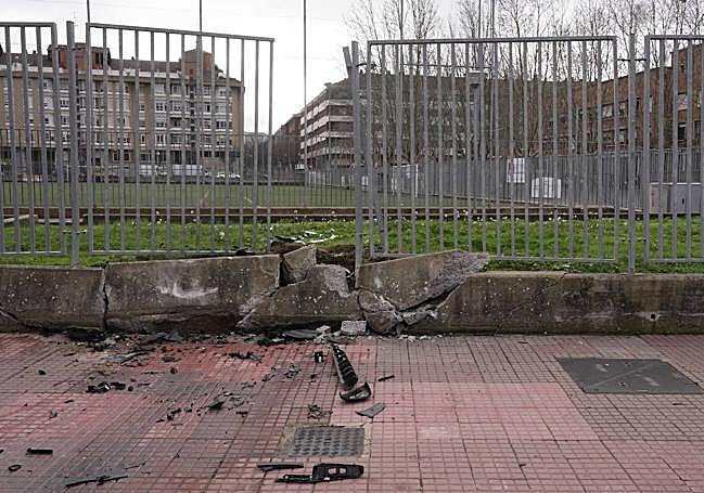 Así ha quedado el muro tras la retirada del vehículo implicado.