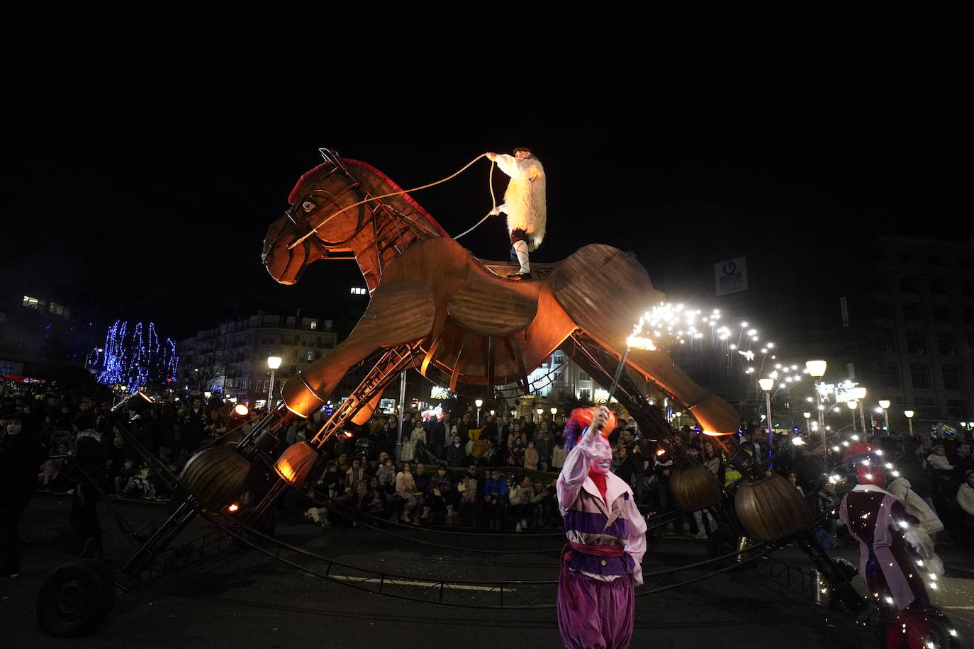 El desfile de Olentzero y Mari Domingi, en imágenes