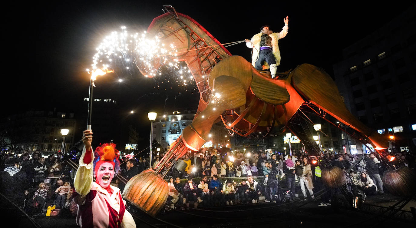 El desfile de Olentzero y Mari Domingi, en imágenes