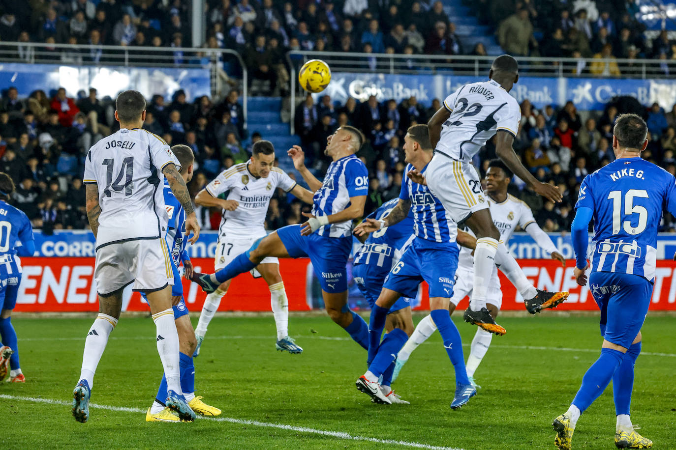 Lucas Vázquez se dispone a rematar en la jugada del gol del Madrid.