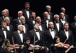 El presidente Roscales en el centro de la primera fila de coralistas.