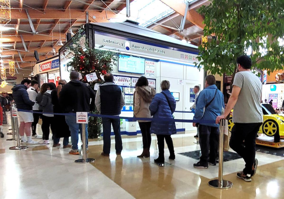 Las colas han sido constantes este sábado en la administración de lotería del Centro Comercial Artea.