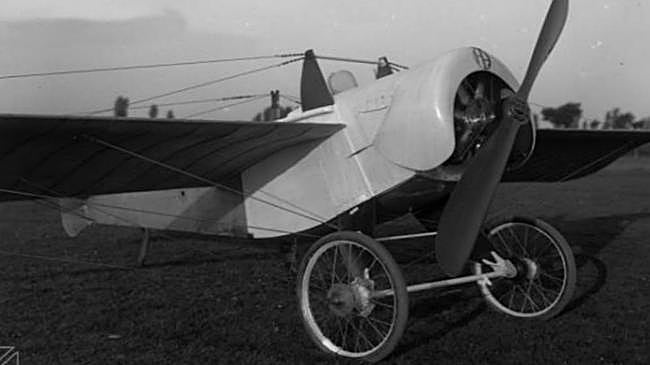 Imagen antes - El avión original de 1914 y la réplica de 2023.