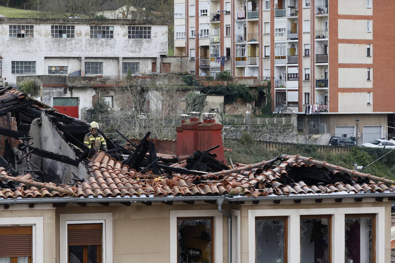Un virulento incendio obliga a desalojar un bloque de madera en Balmaseda
